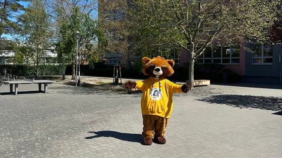 Schulhof Leibniz-Gymnasium Potsdam mit Willie dem Schulmaskottchen